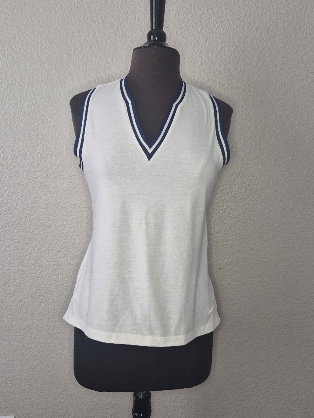 Nike Golf Dri Fit Sleeveless Shirt Womens Medium White Striped V Neck EUC